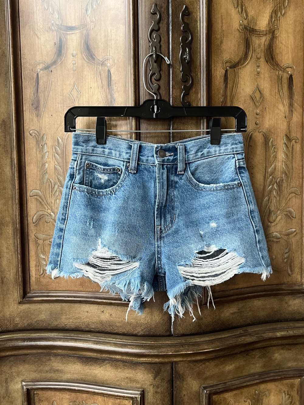 Altar’d State Women’s High-Rise Distressed Denim Jean Shorts Light Wash XXS